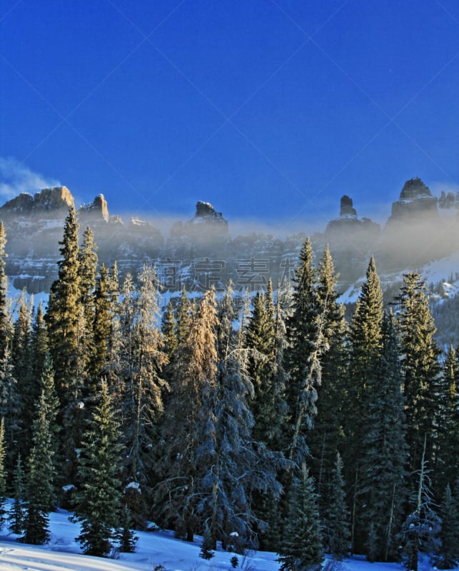 雪,雾,角砾岩峭壁,卷云,垂直画幅,天空,杜波伊斯,留白,洛矶山脉,布里杰山脉