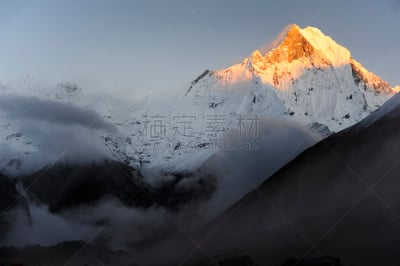 鱼尾峰,尾鳍,天空,水平画幅,山,雪,喜马拉雅山脉,户外,戏剧性的天空,气候与心情