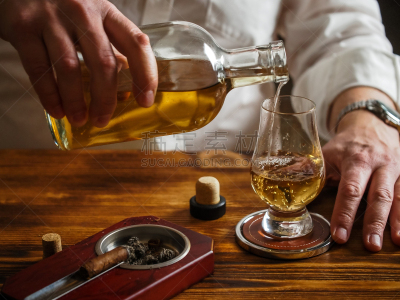 威士忌,男人,白衬衫,饮料,含酒精饮料,杯垫,仅男人,玻璃杯,一个人,烟灰缸
