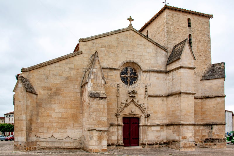 Prise de vue de l'église sainte Trinité, bâtie en 830, et plusieurs fois reconstruite à l'époque carolingienne et romane, au zoom 18/135, 200 iso, f 9, 1/160 seconde