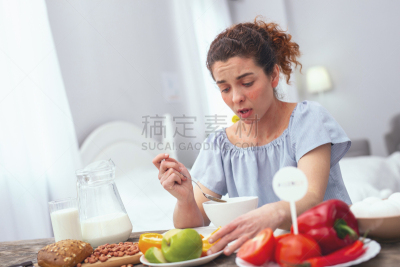 青年人,女人,职权,正下方视角,半身像,水平画幅,膳食,禁止的,食物中毒