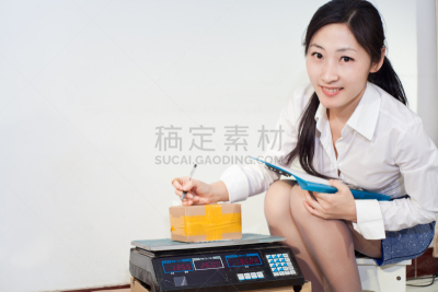 女商人,信件秤,一夜邮寄,男商人,仅成年人,纸箱,工业,青年人,白色,衬衫