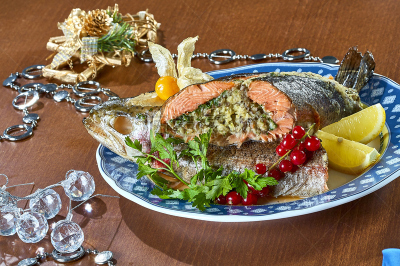 鱼类,餐盘,菜单,塞满了的,大比目鱼,烤制的鸡胸肉,鳟鱼,蛋白饼糕,格子烤肉,煎鸡肉
