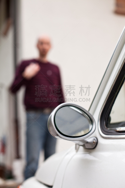 汽车,意大利,垂直画幅,古董车,汽车视镜,汽车侧视镜,人,特写,仅成年人,一个人