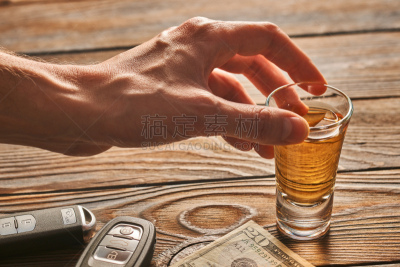 车钥匙,手,饮料,含酒精饮料,玻璃杯,男人,概念,速度滑冰,伸手,驾车