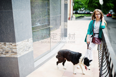 莱卡犬,友谊,狗,人,破洞牛仔裤,眼镜,街道,女孩,城市