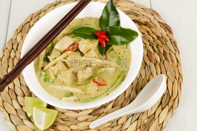 绿色,咖喱鸡,鸡汤,泰式红咖喱,mange-tout,椰汁,泰国柠檬,笋,热,香料
