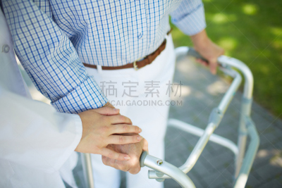 水平画幅,指甲,古老的,户外,流动的行人,白人,特写,责任,关爱,恢复
