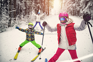 滑雪运动,乐趣,冬天,儿童,母亲,白昼,滑雪头盔,滑雪雪橇,滑雪服,安全帽