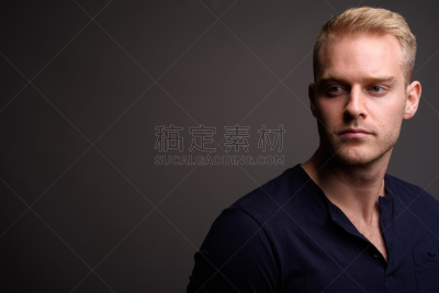 青年人,灰色背景,男人,健美身材,影棚拍摄,男性美,三节长套筒,暗房,扭头看,筋疲力尽