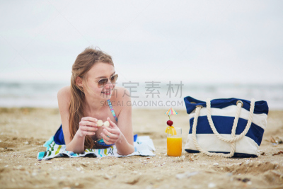 海滩,女人,日光浴,沙滩包,晒黑,水,休闲活动,沙子,放松,美容