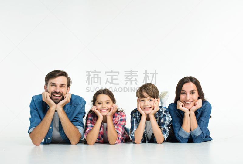 家庭,现代,室内地面,自然美,看,特写,电视摄像机,摄影,微笑,躺