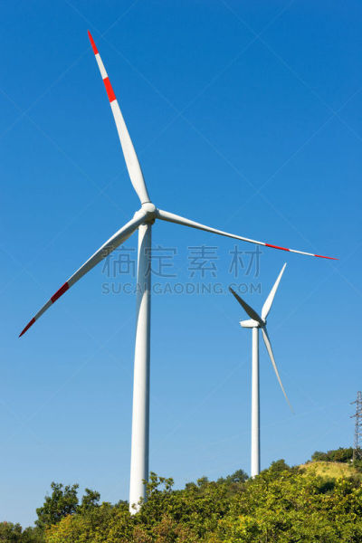 风轮机,天空,蓝色,水平轴风力发电机,注意高压标志,输电塔,螺旋桨,风力,电缆