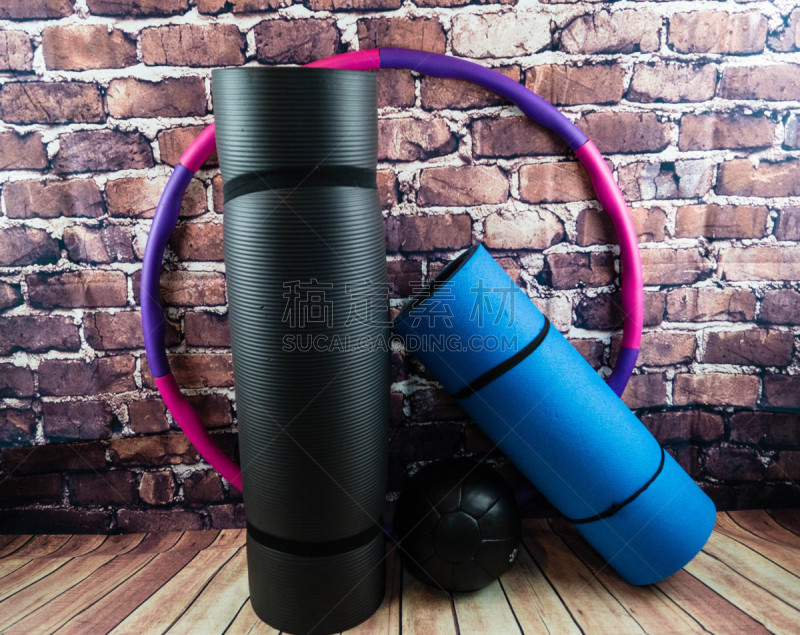 Yoga Matte Hula Hop Reifen und Co, die Geräte für das tägliche Workout