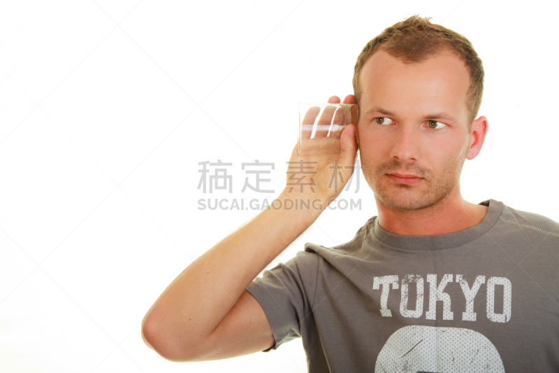 青年人,玻璃杯,男人,半身像,水平画幅,好奇心,白色背景,成年的,白人,影棚拍摄