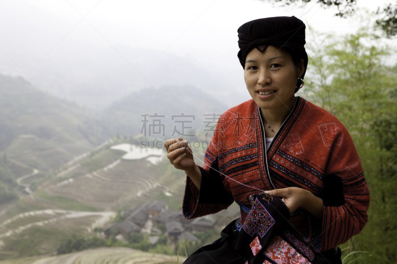 瑶族,机织织物,女人,举起手,龙胜,龙脊梯田,桂林,水平画幅,当地著名景点,户外