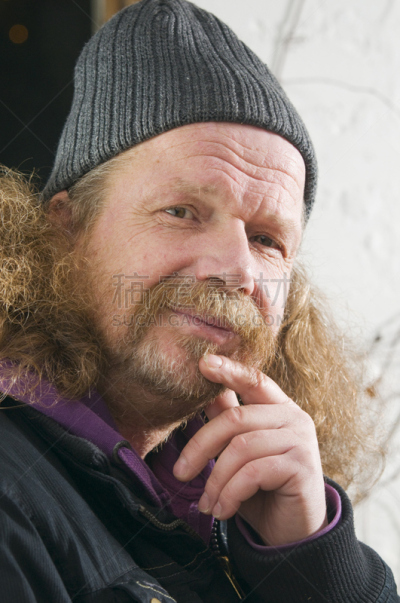 注视镜头,衰老过程,男人,中老年男人,仅中老年男人,仅一个中老年男人,仅男人,羊毛帽,肖像,一个人