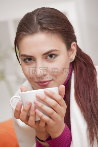 杯,女人,茶,垂直画幅,休闲活动,家庭生活,咖啡,仅成年人,毯子,彩色图片