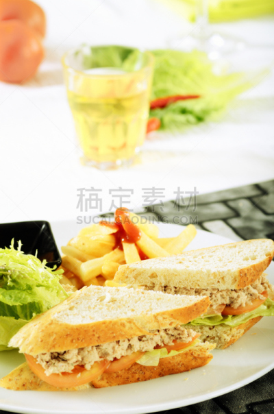 萨尔萨音乐,海味沙拉,煎三文鱼,垂直画幅,格子烤肉,无人,精制土豆,奶酪,西红柿