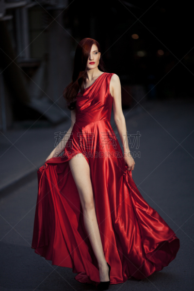 美,户外,女人,青年人,红色裙子,名声,垂直画幅,风,彩妆,夜晚
