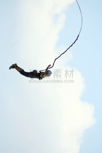 弹力绳,蹦极,定点跳伞,跳崖,连身服,跳伞运动,自由落体,垂直画幅,户外,仅男人