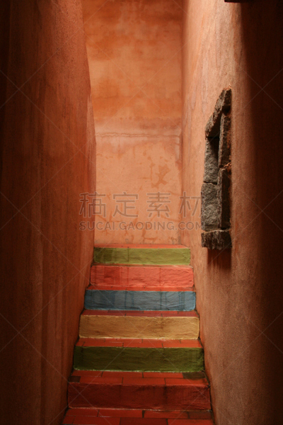 楼梯,垂直画幅,窗户,白灰泥,窗台,仿旧磨损的效果,无人,轻的,湿,走廊