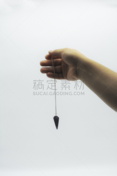 钟摆,探矿杖,白色背景,平衡折角灯,紫水晶,分离着色,手,催眠师,迷幻色,超自然