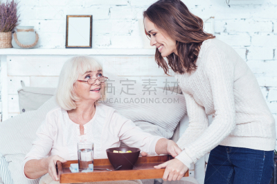 孙女,老年人,表现积极,住宅内部,青年人,药物康复中心,婴儿潮,心理健康专业人员,半身像,休闲活动