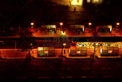倾斜视角,火车,城市,夜晚,城市生活,移轴摄影,市郊火车,红色,暗色,黄昏