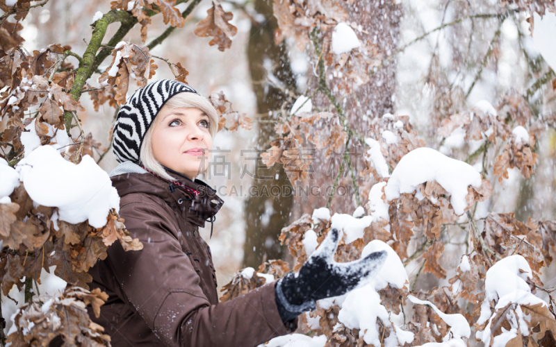 雪,女孩,正下方视角,自由落体,雪球,东欧血统,休闲活动,青年人,白色,冬天