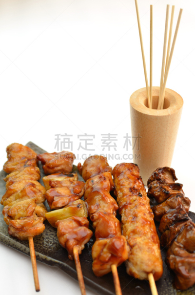 日式烧鸡,格子烤肉,鸡,红点鲑,涂油烤肉,烧烤鸡,碳烤,肝脏,垂直画幅
