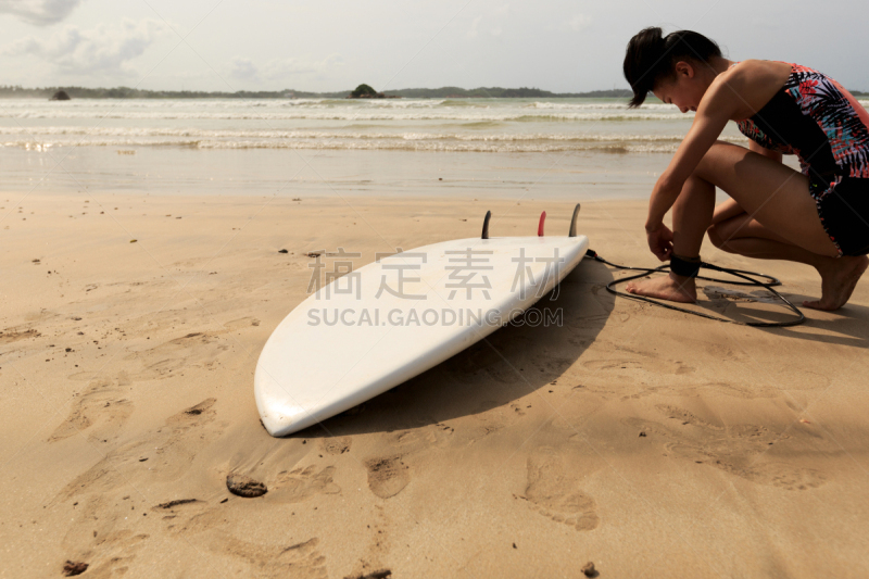 海浪,海滩,青年女人,脚撑,成衣,留白,水平画幅,准备,冲浪,捆扎