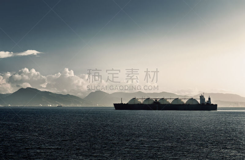 工业船,五个物体,液化天然气,天空,甲烷,水平画幅,山,能源,油轮,货运