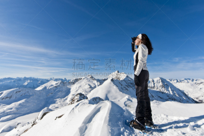 看风景,在上面,奥斯塔山谷,穿雪鞋走路运动,雪鞋,四处看看,天空,雪,30岁到34岁,不看镜头