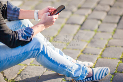 手机,拿着,特写,手,户外,男性,水平画幅,电话机,男商人,商业金融和工业