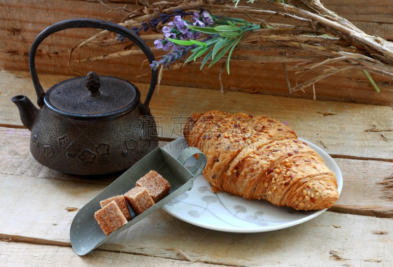 牛角面包,糖,茶壶,水平画幅,枝繁叶茂,茶碟,烘焙糕点,法式食品,方糖,餐巾