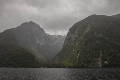doubtful sound,自然,水,水平画幅,绿色,地形,瀑布,无人,户外,多变的天空