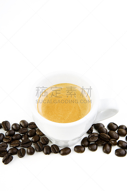 咖啡,垂直画幅,烤咖啡豆,留白,褐色,芳香的,无人,热饮,白色背景,浓咖啡