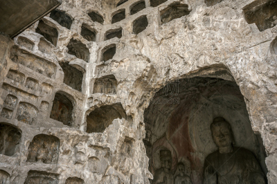 More than 2,000 caves with Buddha statues of various sizes.