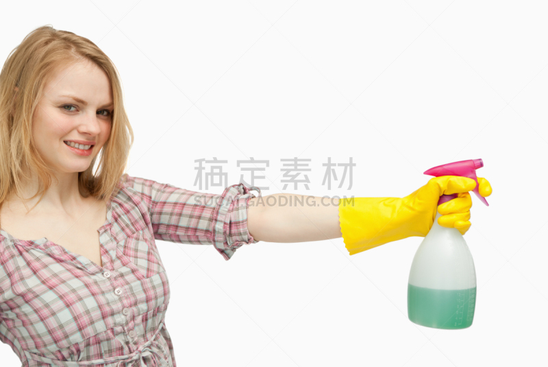 拿着,喷雾瓶,青年女人,留白,水平画幅,注视镜头,家庭生活,白人,仅成年人,明亮