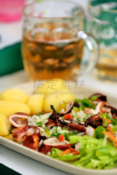 格子烤肉,海产,啤酒,盘子,蔬菜,餐具,垂直画幅,煮熟的新土豆,褐色,拉格啤酒