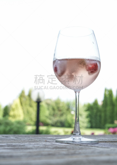园林,桌子,葡萄酒杯,垂直画幅,葡萄酒,留白,休闲活动,无人,含酒精饮料,夏天
