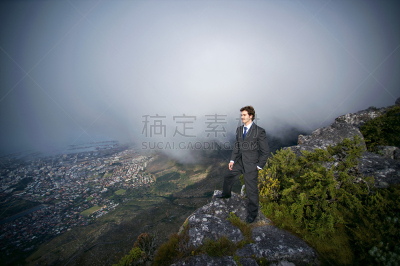 男商人,透过窗户往外看,积极行动,天空,领导能力,智慧,在边上,套装