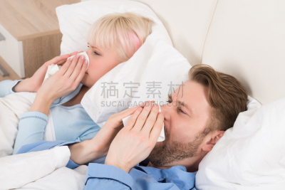 人的鼻子,床,异性恋,捏着鼻子,窦炎,擤鼻子,纸巾,水平画幅,伴侣,仅成年人