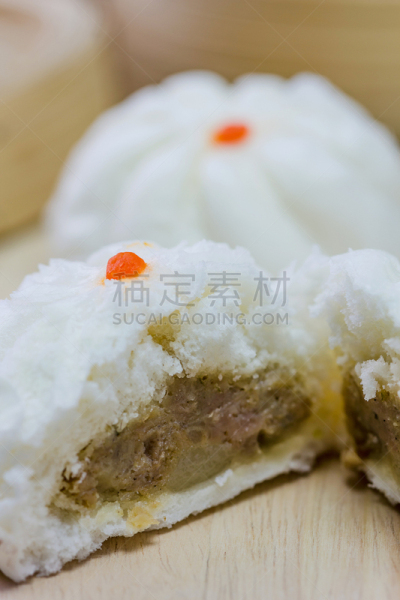 猪肉,一半的,两个物体,扯开,小圆面包,垂直画幅,早餐,无人,小吃,肉