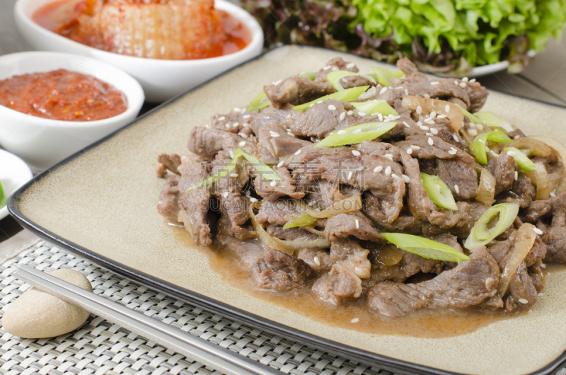 韩式烧牛肉,韩国小菜,涂油烤肉,朝鲜,肉眼牛排,韩国泡菜,三明治包,格子烤肉,葱,韩国食物