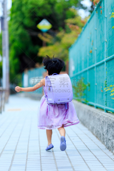 女孩,书包,日式书包,小学,纪念物,4岁到5岁,垂直画幅,新的,户外,未成年学生