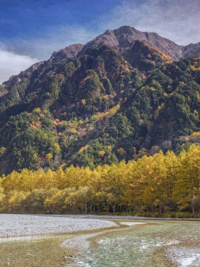 長野県　上高地　紅葉の六百山と梓川
