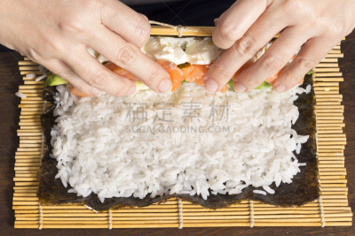 寿司,住宅内部,女人,inside out寿司卷,芥末酱,生鱼片,席子,水平画幅,生食,海产