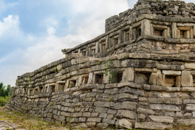 Detalle de piramide del centro arqueológico Yohualichan